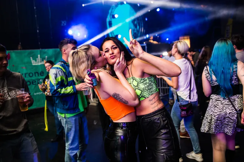 Bild 29 mit Impressionen von vergangenen Zeitreise Parties
