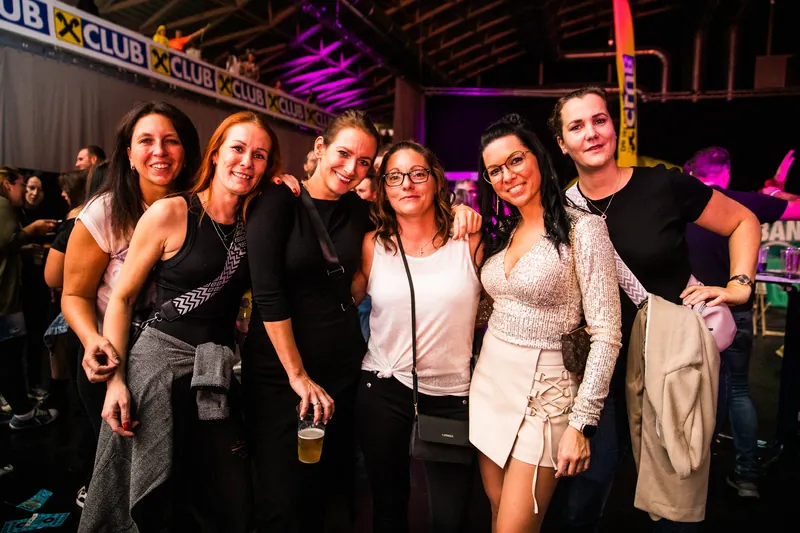 Bild 30 mit Impressionen von vergangenen Zeitreise Parties