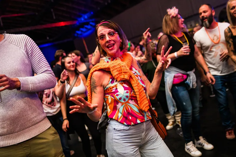 Bild 32 mit Impressionen von vergangenen Zeitreise Parties