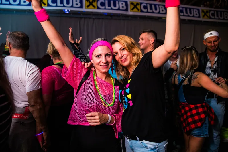 Bild 43 mit Impressionen von vergangenen Zeitreise Parties
