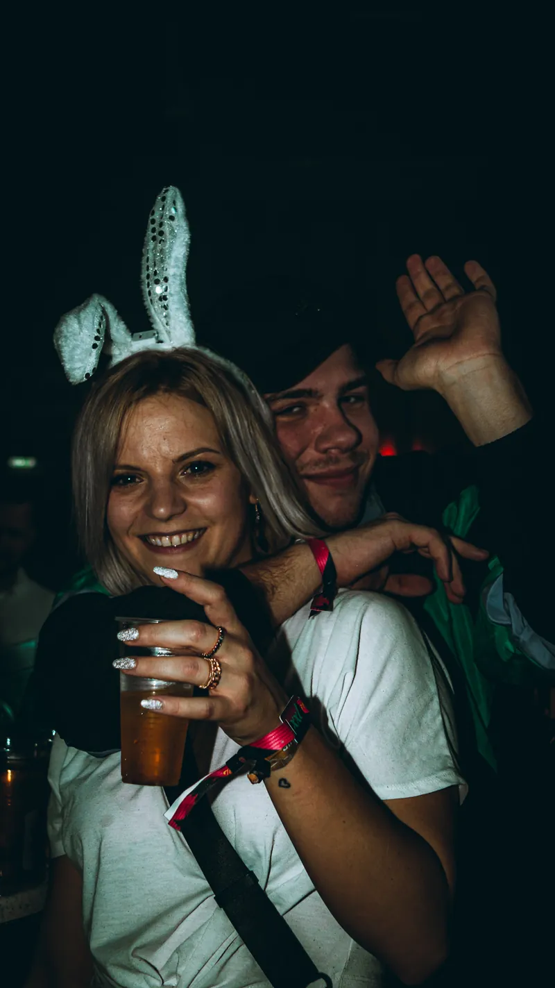 Bild 5 mit Impressionen von vergangenen Zeitreise Parties