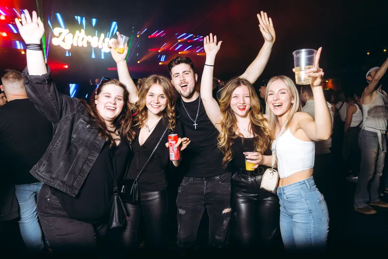 Bild 71 mit Impressionen von vergangenen Zeitreise Parties