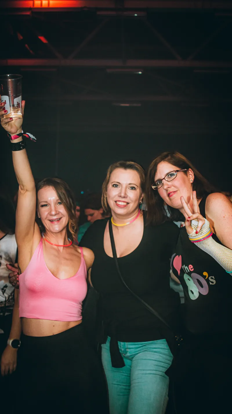 Bild 8 mit Impressionen von vergangenen Zeitreise Parties
